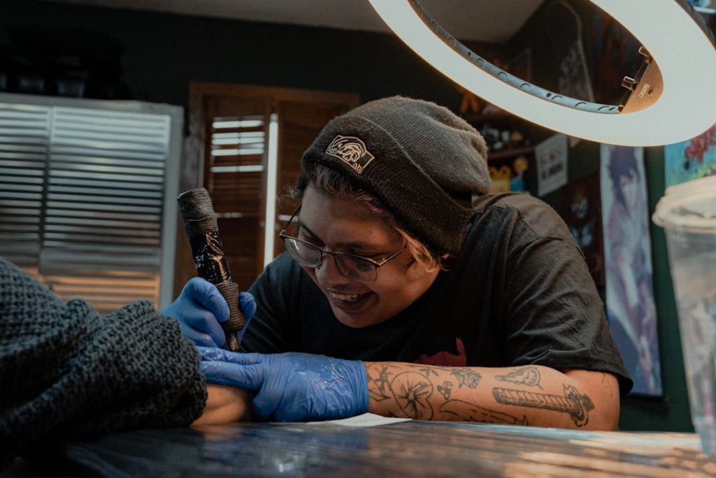 découvrez l'univers captivant des artistes tatoueurs, où créativité et passion se rencontrent pour transformer votre peau en une œuvre d'art unique et personnalisée.