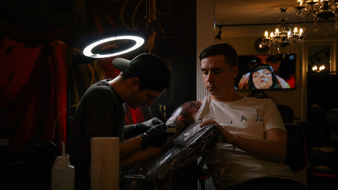 découvrez l'univers créatif des tatoueurs professionnels. explorez leurs styles uniques, leurs techniques innovantes et laissez-vous inspirer par des œuvres d'art durables sur la peau. trouvez le tatoueur idéal pour réaliser votre projet personnalisé et exprimez votre personnalité à travers l'encre.